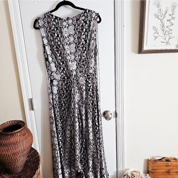 New Nicole Miller Reptile Cropped V- Neck Sleeveless Zipper Back Jumpsuit. - Picture 8 of 16